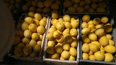 5 جنيهات تراجعًا لليمون البلدي بسوق العبور اليوم