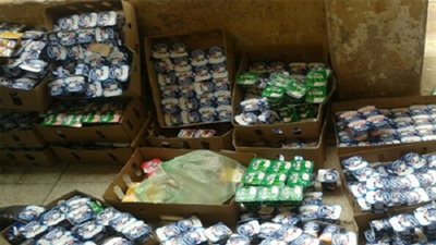 ضبط مسئولي مخزن بحوزتهم 11 ألف عبوة زبادي 