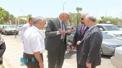 بالصور.. محافظ السويس في جولة مع الرئيس التنفيذي لموانئ دبي 