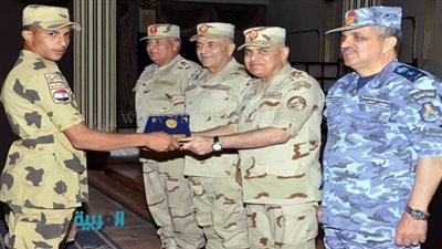 الفريق صدقي صبحي يشارك رجال القوات البحرية إفطارهم