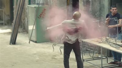 بالفيديو.. حقيقة الرجل الذي استكمل عمله في مشهد قتل 