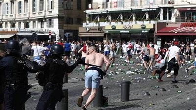 بالفيديو.. الشرطة الفرنسية تفرق مشجعي كرة القدم بالغاز