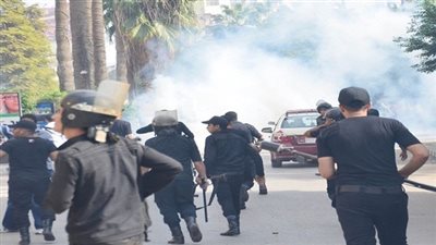 قوات الأمن تفرق مسيرة لحملة الماجستير قبل وصولها لـ