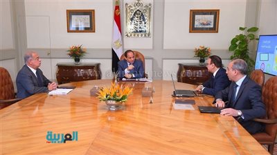 السيسي يجتمع بوزير الاتصالات.. مناقشة إنشاء مدينة 