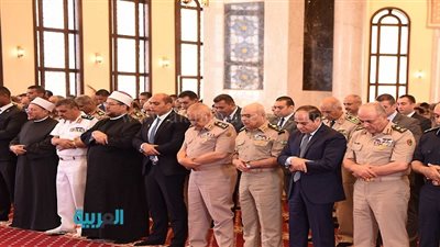 بالصور.. السيسي يؤدي صلاة الجمعة بمسجد المشير طنطاوي 