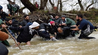 بالفيديو.. هروب آلاف العراقيين عبر النهر عقب الهجوم على الفلوجة