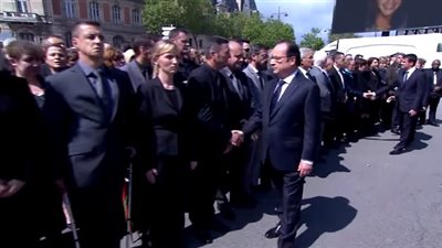 بالفيديو.. موقف محرج للرئيس الفرنسي أثناء تأبين قتلى الشرطة