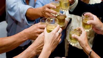 بالفيديو.. متشددون أتراك يعتدون على الأجانب لشربهم الخمر في رمضان