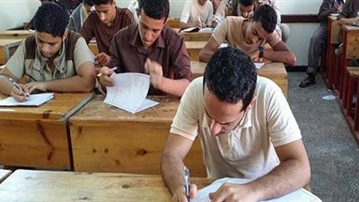 طلاب الثانوية العامة يخوضون امتحان 