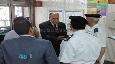 مدير شرطة النقل يفاجئ الخدمات الأمنية بمحطات المترو والقطارات 