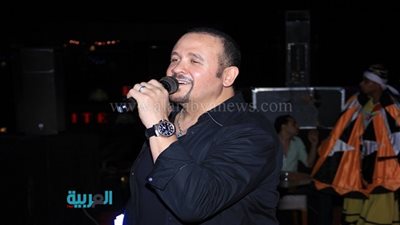 بالصور.. هشام عباس يتألق في خيمة 