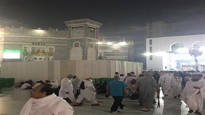 بالصور.. إزالة مجسم الساعة من ساحة الحرم المكي الشريف