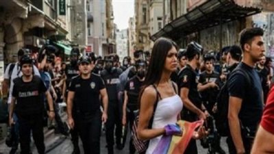 مسيرات لجمعيات إسلامية تكريمًا للشرطي القتيل وصديقته بفرنسا