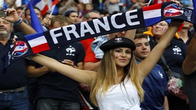 شاهد.. أوروبا تواجه الإرهاب والشغب بالجميلات في بطولة اليورو