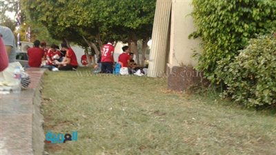 بالصور.. جماهير الأهلي تتناول الإفطار أمام النادي بالجزيرة