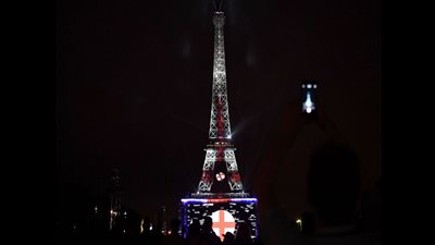 برج إيفل يتزين بأعلام إنجلترا وويلز