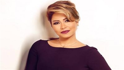 شيرين تقبل نجلتها في عيد ميلادها 