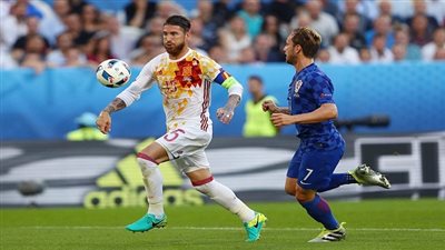 انتهاء الشوط الأول من مباراة كرواتيا وإسبانيا بالتعادل الإيجابي