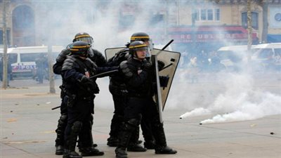 الشرطة الفرنسية تخلي مركزًا للنفايات بعد إضراب عماله عن العمل