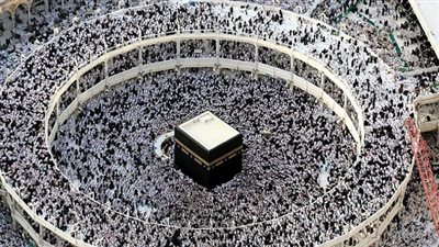 صورة جندي بالحرم المكي يدلك قدم معتمر مصري تشعل مواقع التواصل