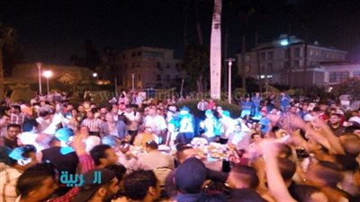 بالصور.. طلاب حقوق القاهرة يهتفون لرئيس الجامعة: بنحبك يا جابر