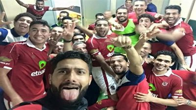 بالفيديو.. فرحة لاعبي الأهلي بالدوري داخل غرفة خلع الملابس 