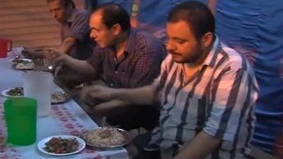 بالفيديو.. مواطن مسيحي يقيم مائدة للإفطار منذ 34 عامًا