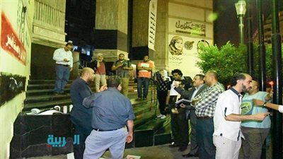 بالصور.. قبل ساعات من طعن الحكومة رسميًا.. وقفة احتجاجية على سلالم 