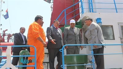 بالصور.. محافظ السويس يتفقد مصنعًا لبناء السفن بعتاقة