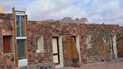 باحثون بالجامعة الألمانية يصممون جدارًا يضبط الحرارة دون كهرباء