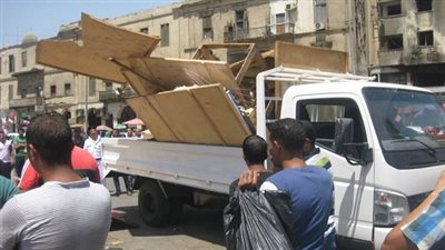 بالصور.. حملة مكبرة لإزالة الإشغالات بميدان العتبة 