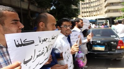 برلماني يعد المعلمين المغتربين بحل أزمتهم: انتظروا فَرَجًا من الله