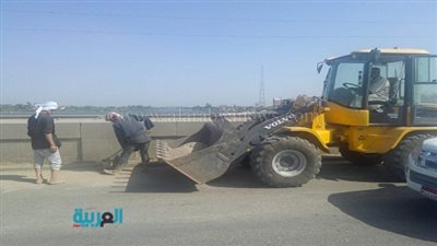 بالصور.. حملة لرفع الأتربة من أعلى كوبري القناطر