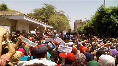 بالصور.. طلاب الثانوية العامة يتظاهرون أمام 