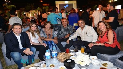 بالصور.. صادق الصباح يجمع بنجوم الفن على مائدة السحور 
