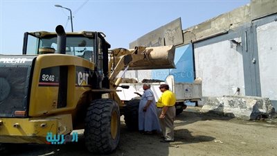 بالصور.. حملة نظافة لرفع القمامة بالطريق السريع بقليوب