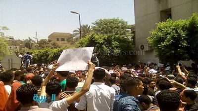 بالفيديو.. وقفة لطلاب الثانوية العامة أمام وزارة التربية والتعليم