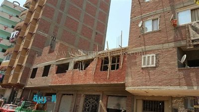 بالصور.. إيقاف بناء مخالف بدون ترخيص بالخصوص