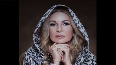 بالفيديو.. يسرا تحاول الإيقاع بـ