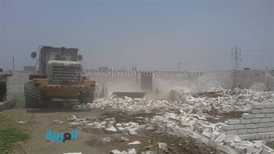 بالصور.. رفع 700 متر مخلفات في الخصوص بالقليوبية 