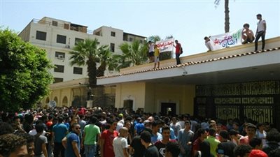 طلاب الثانوية العامة من التسريبات إلى التظاهرات.. خبراء: أزمة فشلت الحكومة في مواجهتها.. وآخرون: تجاهل المشكلة ينتج مجتمعًا فاشلاً.. وسبب كافٍ لاستقالة 