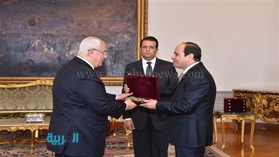 بالصور.. السيسي يمنح عدلي منصور وسام الجمهورية من الطبقة الأولى