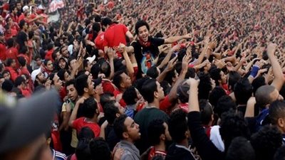 جماهير الأهلي تحتشد في طريقها لبرج العرب لحضور 