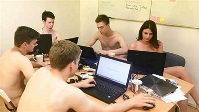 بالصور.. موظفو بيلاروسيا ينفذون كلام الرئيس ويذهبون للعمل عرايا