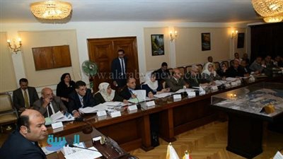 وزير التموين خلال اجتماع 