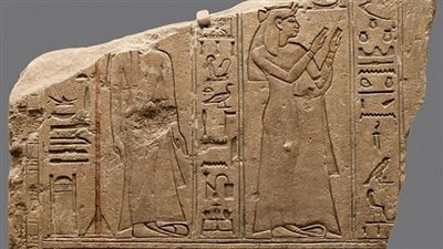 سفارة مصر في باريس تتسلم لوحًا أثريًا جيريًا من الأسرة الـ30