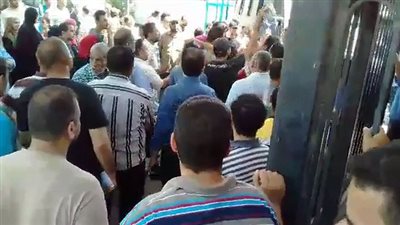 بالفيديو.. اشتباكات أمام شركة 