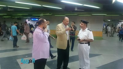بالصور.. مدير شرطة النقل يتفقد الخدمات الأمنية بمحطات المترو 