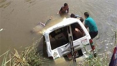 انتشال سيارة ميكروباص سقطت في ترعة المنصورية بمنشأة القناطر 