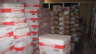 ضبط 47 ألف عبوة بسكويت مجهولة المصدر داخل مخزن بالبحيرة
